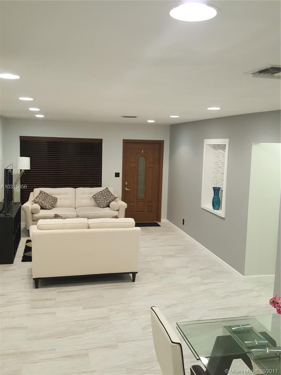 HOLLYWOOD LITTLE RANCHES - Residential