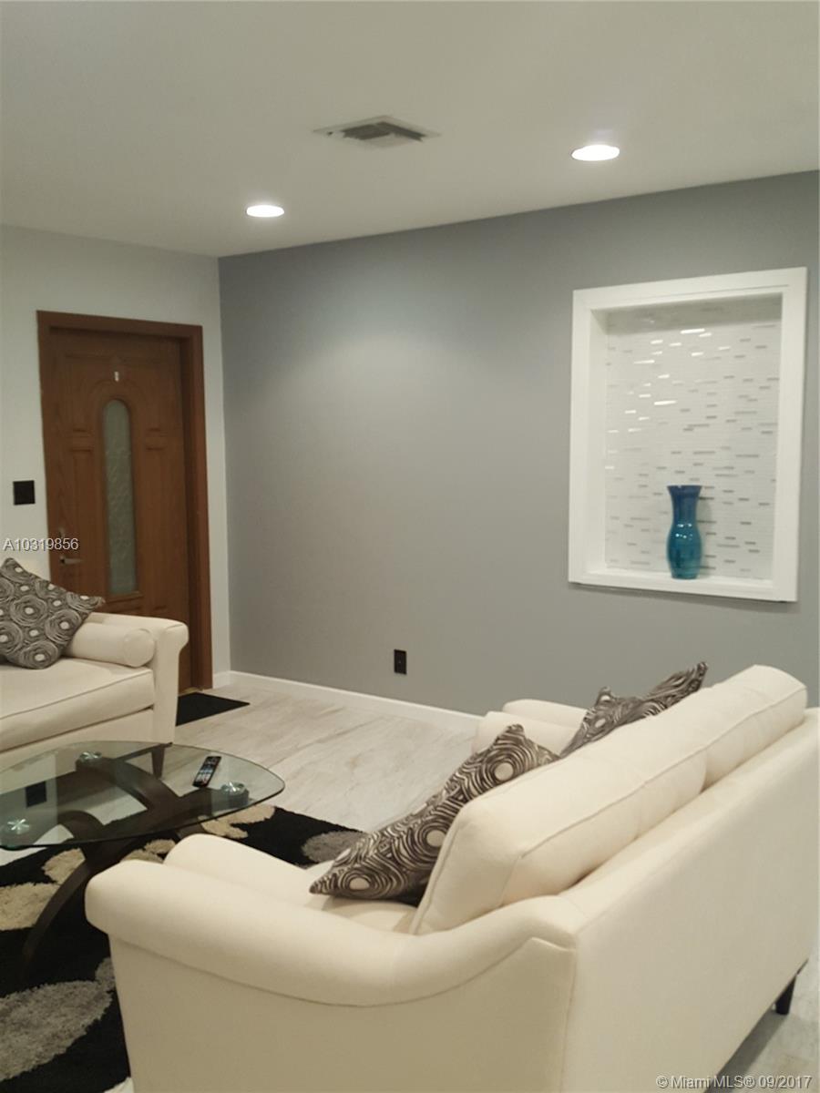 HOLLYWOOD LITTLE RANCHES - Residential