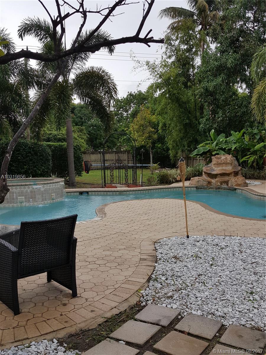 HOLLYWOOD LITTLE RANCHES - Residential