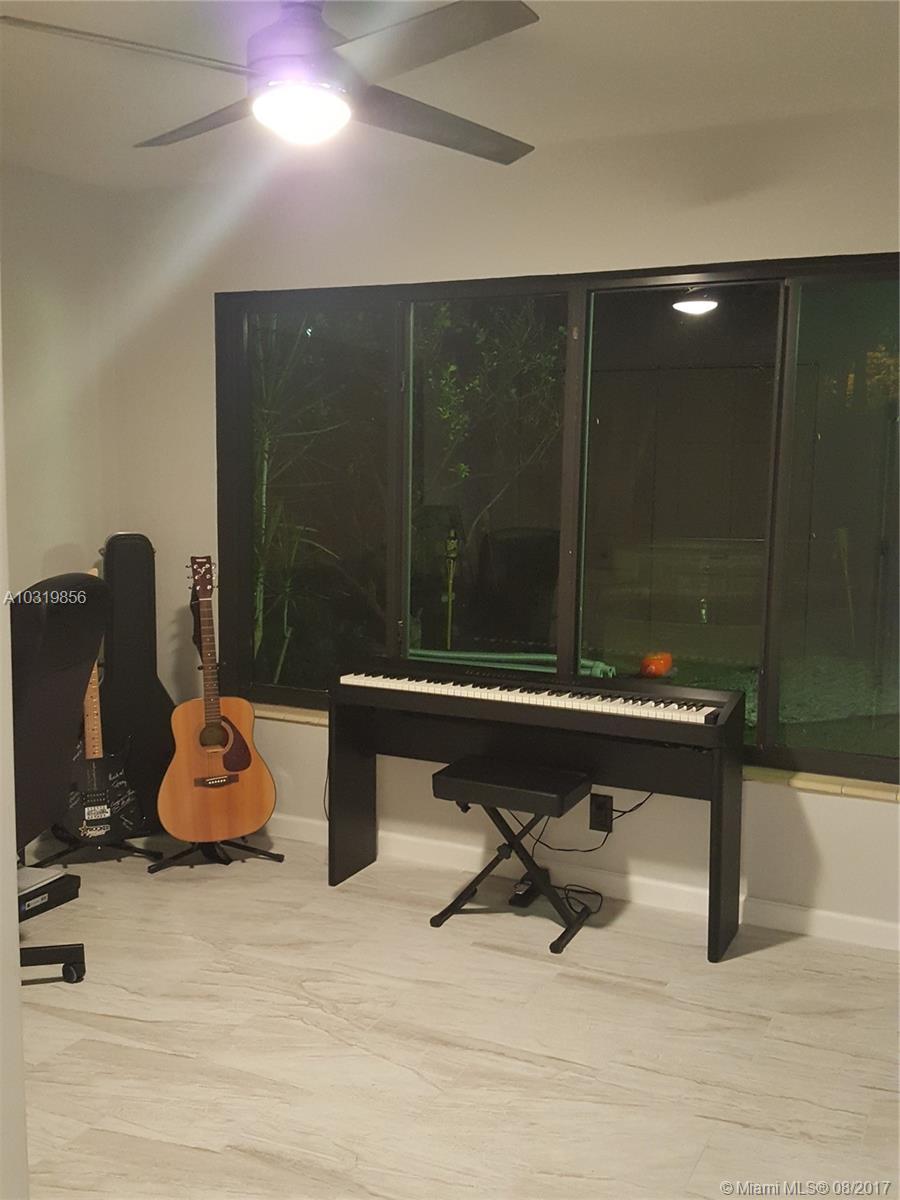 HOLLYWOOD LITTLE RANCHES - Residential