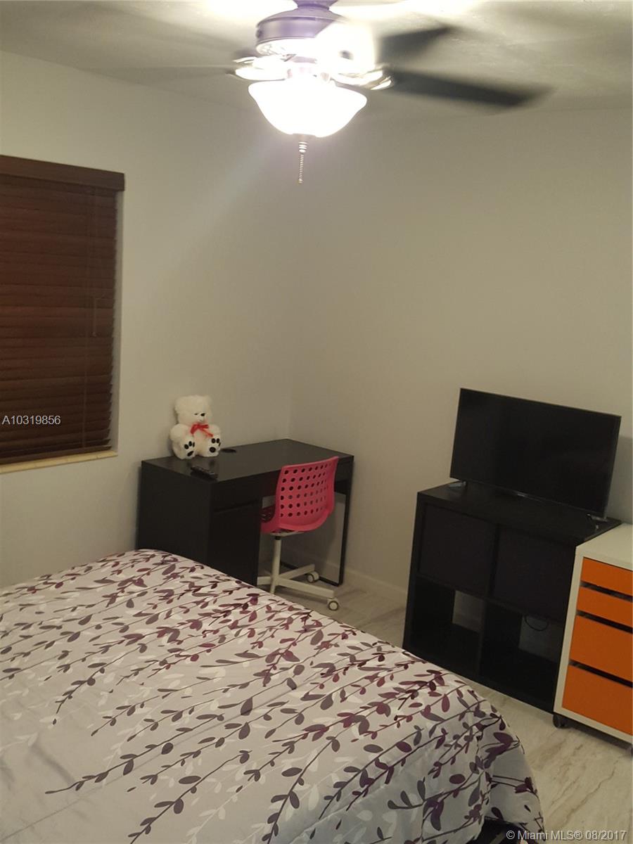 HOLLYWOOD LITTLE RANCHES - Residential