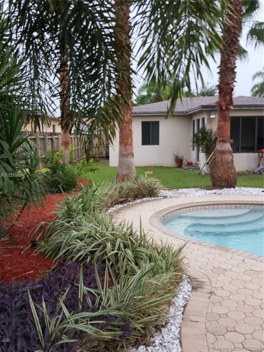 HOLLYWOOD LITTLE RANCHES - Residential