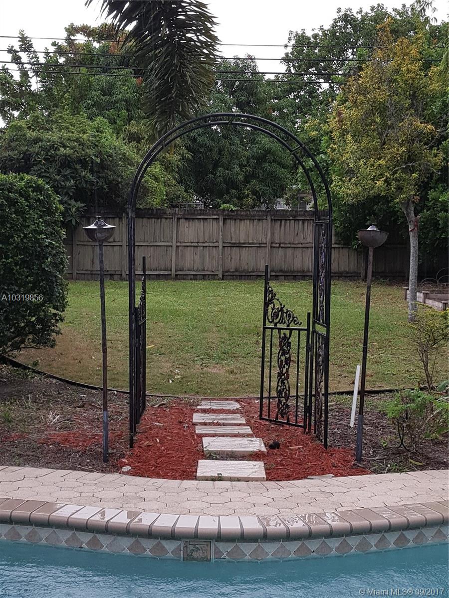 HOLLYWOOD LITTLE RANCHES - Residential