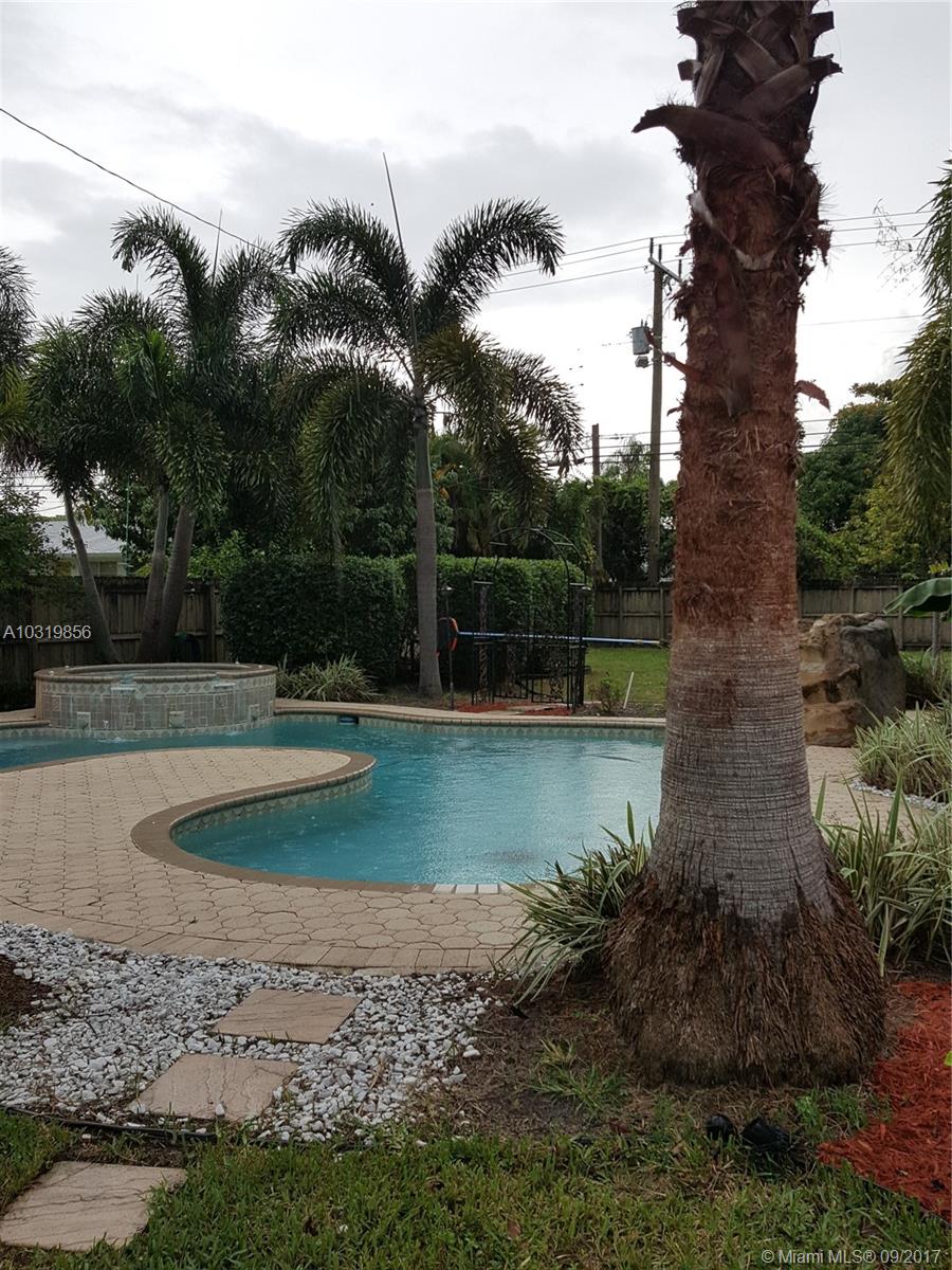 HOLLYWOOD LITTLE RANCHES - Residential