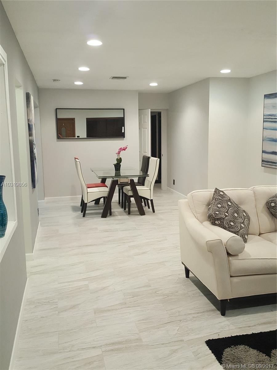 HOLLYWOOD LITTLE RANCHES - Residential