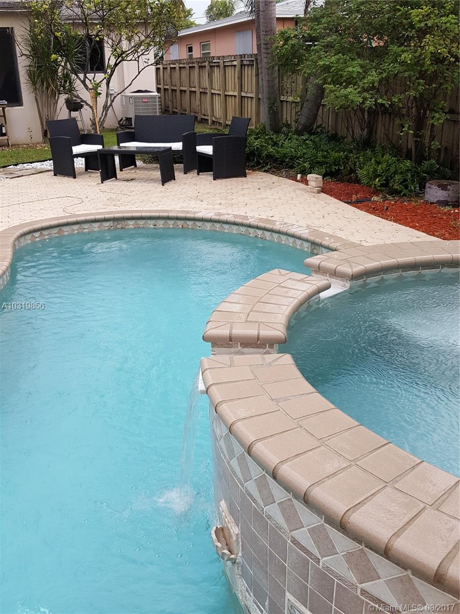 HOLLYWOOD LITTLE RANCHES - Residential