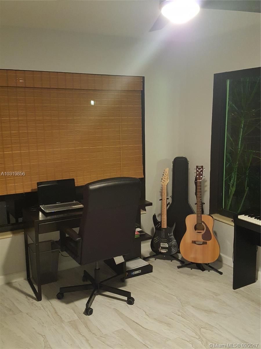 HOLLYWOOD LITTLE RANCHES - Residential