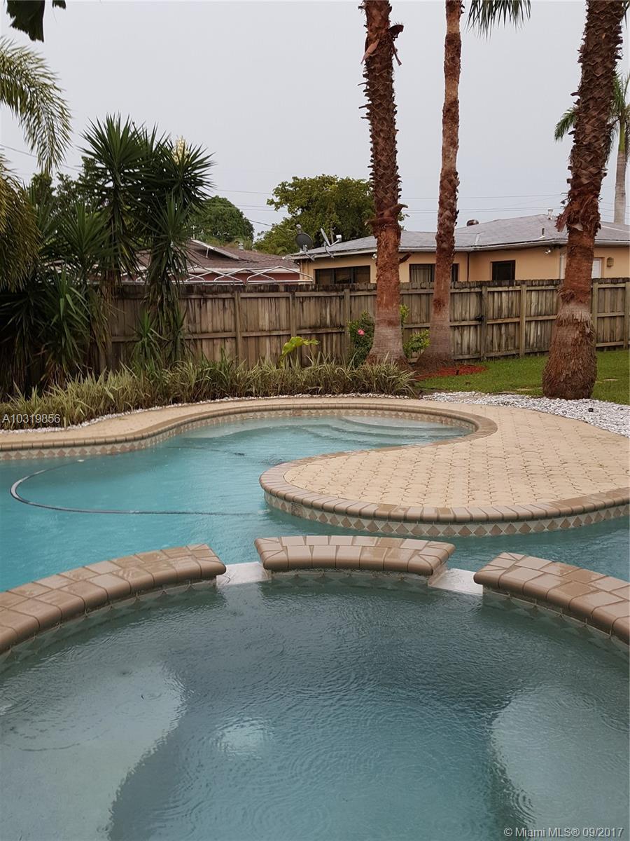 HOLLYWOOD LITTLE RANCHES - Residential