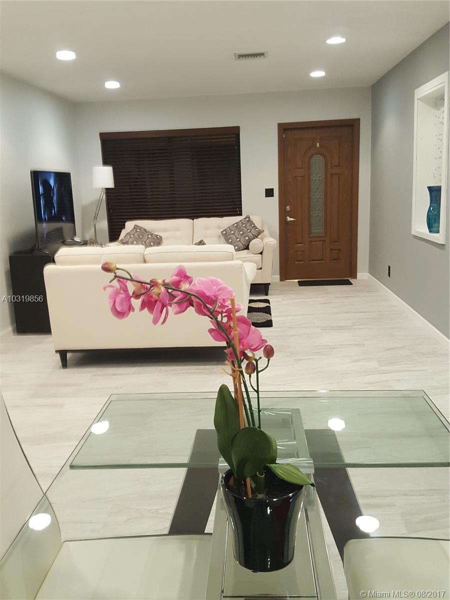 HOLLYWOOD LITTLE RANCHES - Residential