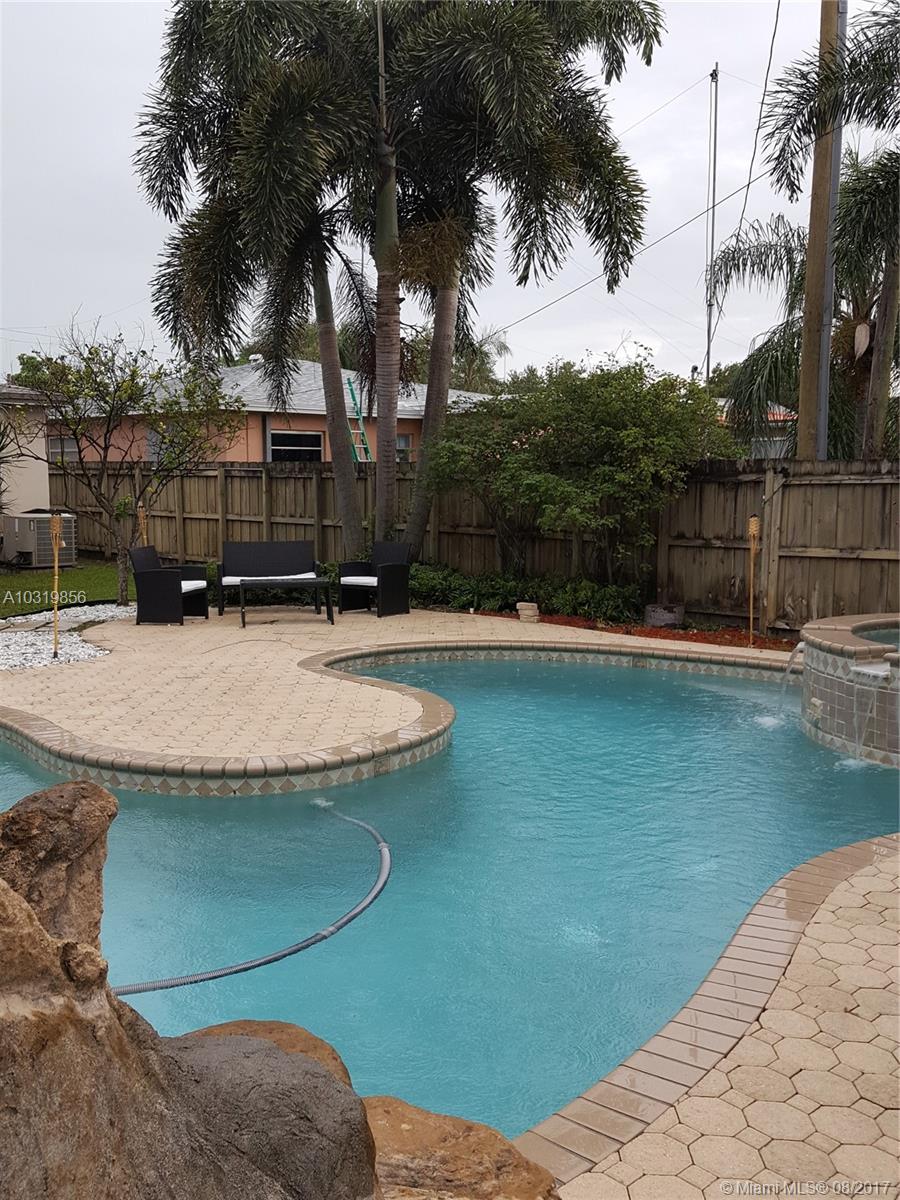 HOLLYWOOD LITTLE RANCHES - Residential