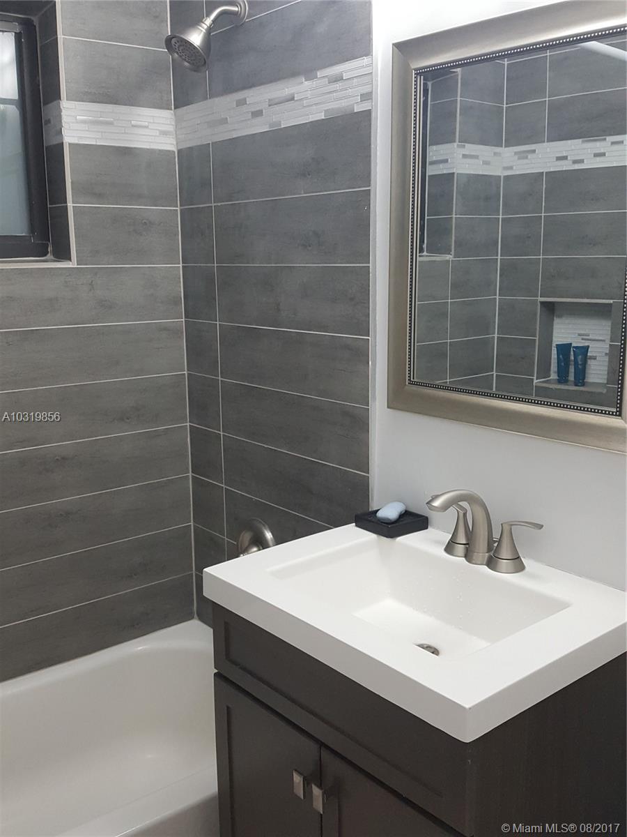 HOLLYWOOD LITTLE RANCHES - Residential