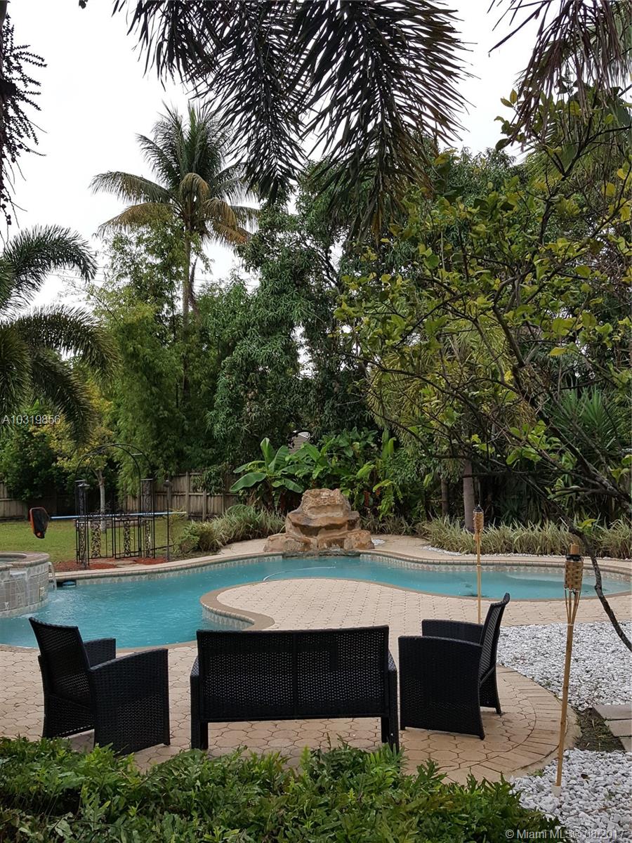 HOLLYWOOD LITTLE RANCHES - Residential