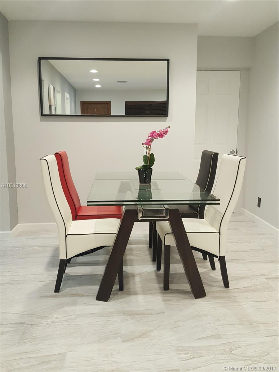 HOLLYWOOD LITTLE RANCHES - Residential