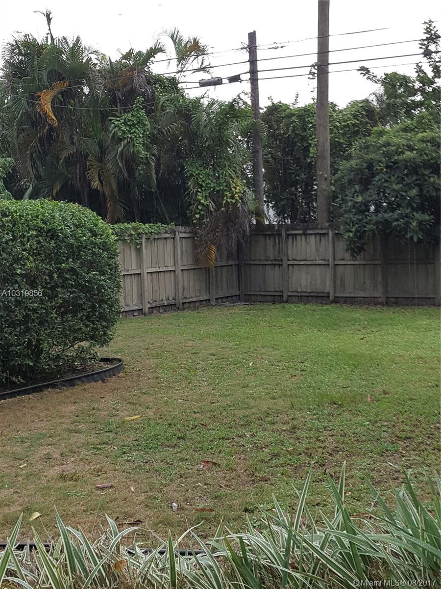 HOLLYWOOD LITTLE RANCHES - Residential