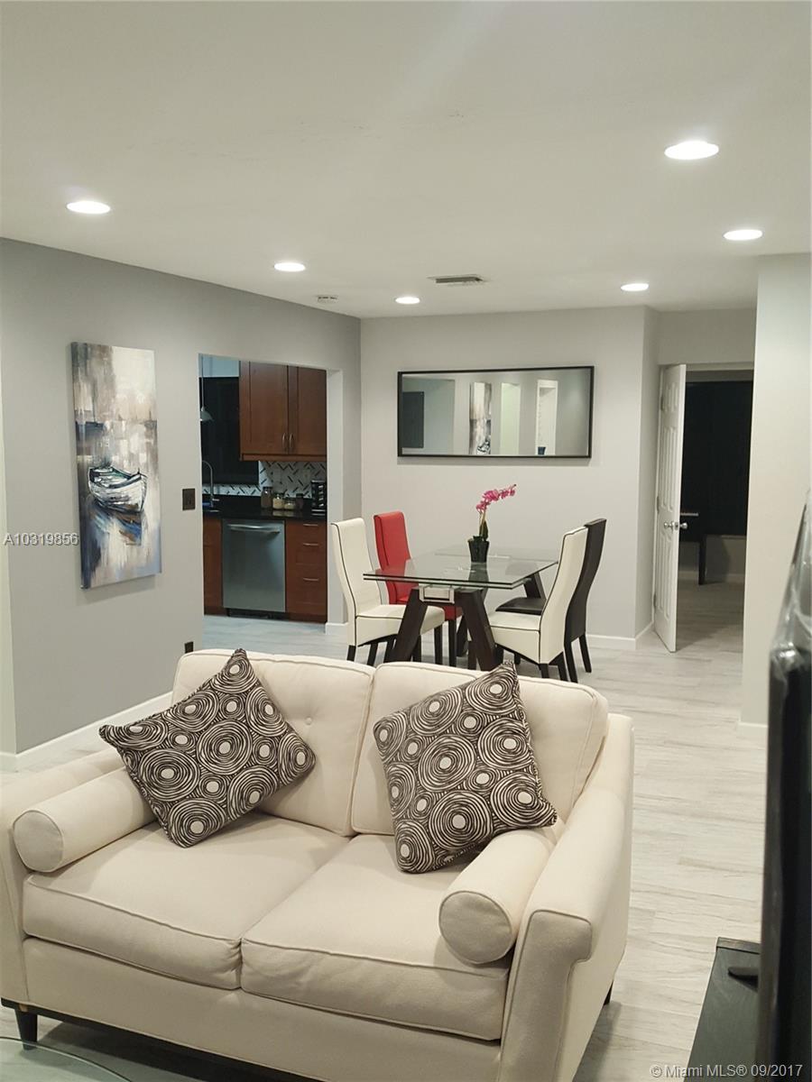 HOLLYWOOD LITTLE RANCHES - Residential