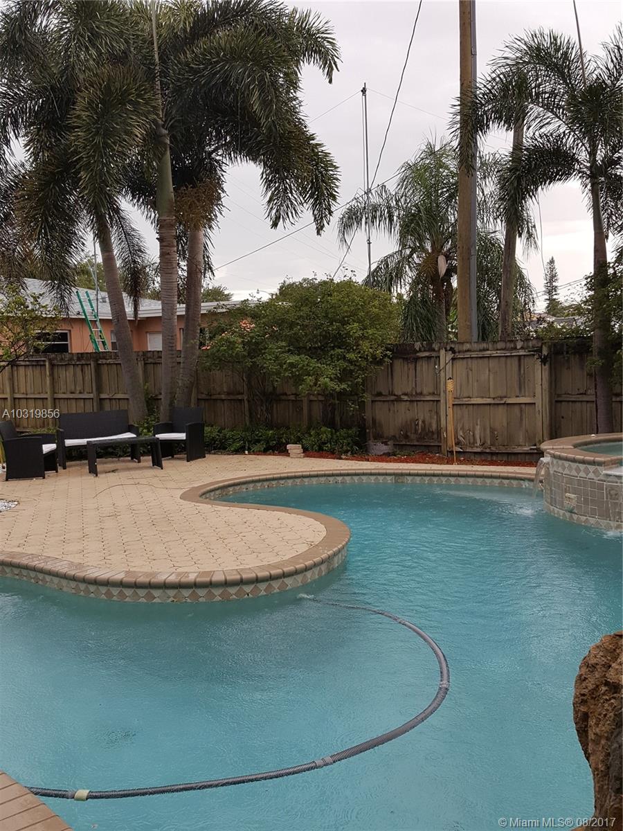 HOLLYWOOD LITTLE RANCHES - Residential