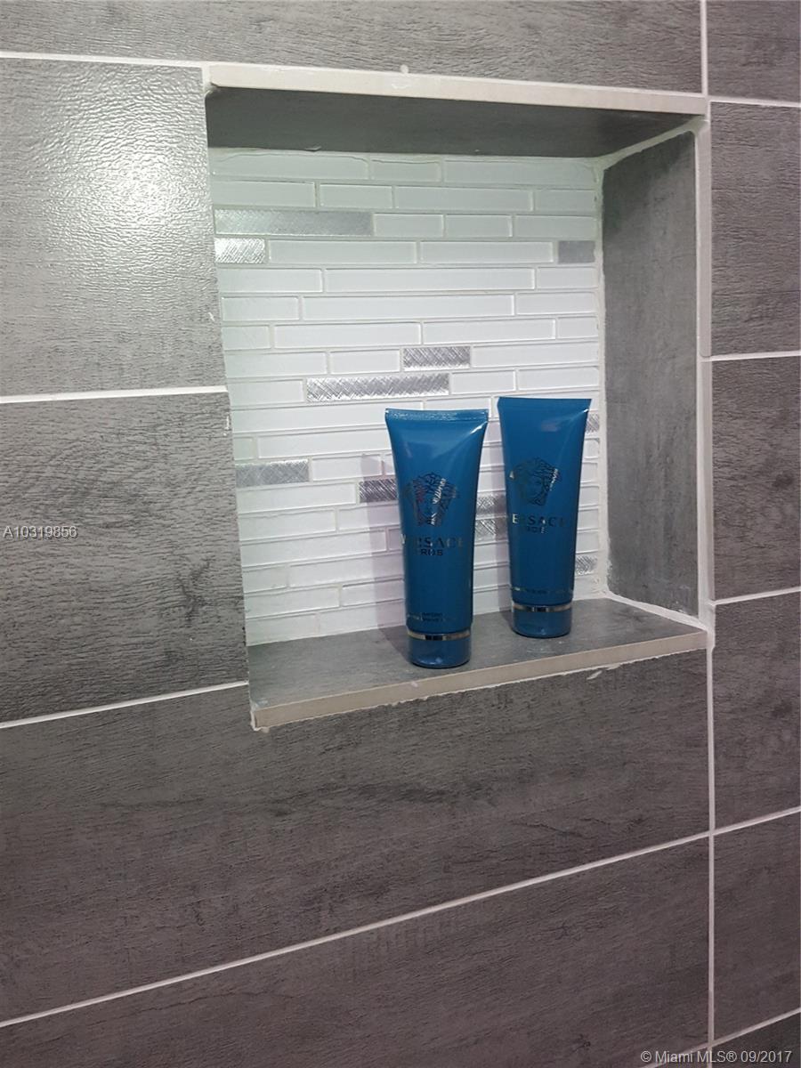 HOLLYWOOD LITTLE RANCHES - Residential