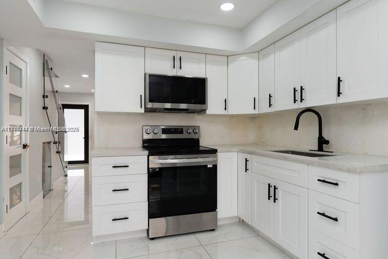2-bedroom, 1.5-bath townhouse for rent in West Hialeah. Completely remodeled, with a patio. The property comes with 2 parking spaces in front of the unit and guest parking in the complex. EASY TO SHOW.
