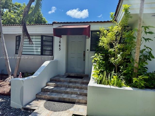 CHARMING 4/3 HOME WITH A 1 CAR GARAGE. CENTRALLY LOCATED IN THE CORAL GABLES AREA. LARGE MASTER BEDROOM WITH 2 WALK IN CLOSETS. NICE SIZE BACKYARD. TENANT MUST PROVIDE THEIR OWN UPDATED CREDIT AND POLICE REPORT.
