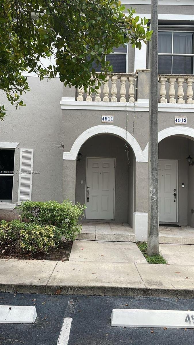 Nice 3 bed/2.5 bath Townhouse in luxurious Las Terrazas at Vizcaya, in a gated community, with stainless stell appliances, granite counter top, tile and laminate floors, 2 assigned parking spaces, close to major highways & shopping centers.