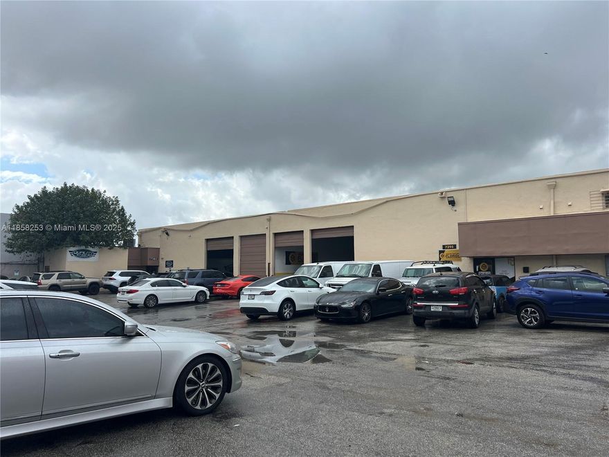 +/- 6,000 Warehouse for Lease
Space includes private offices, bathroom and showroom area under central air conditioning.+/- 5,000 sf of warehouse space with two front loading o/h street level doors-easy access to 826 Palmetto Expressway at NW 74th Street.