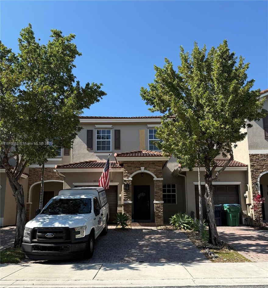 Fabulous townhouse in Isles of Bayshore! This charming townhouse offers a comfortable and stylish living experience. Featuring 3 bedrooms and 2 1/2 bathrooms. Great starter home or investment property!! Amazing community with gym, community pool, cycling & jogging pathway. Great location! **Seller concession is available**