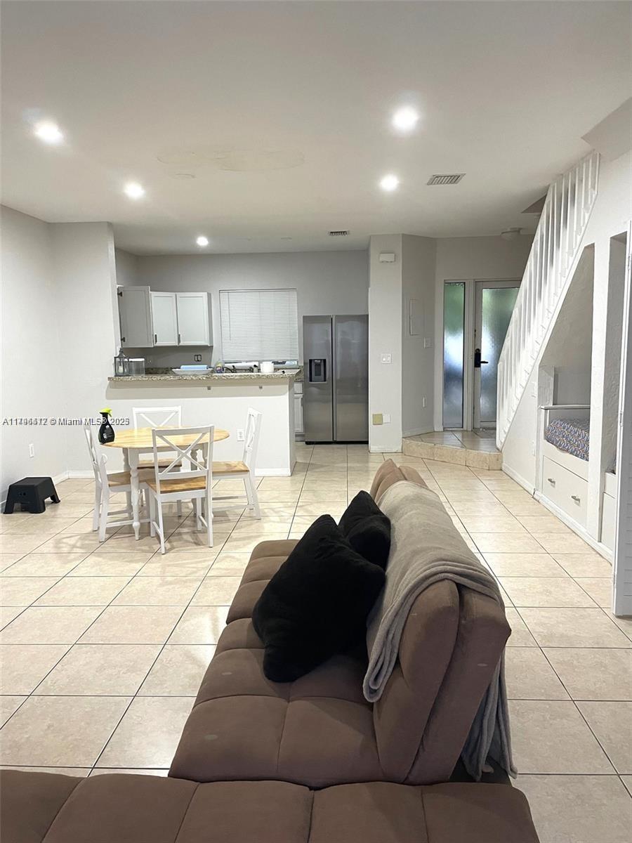 COUNTRY CLUB VILLAS TH CO - Residential