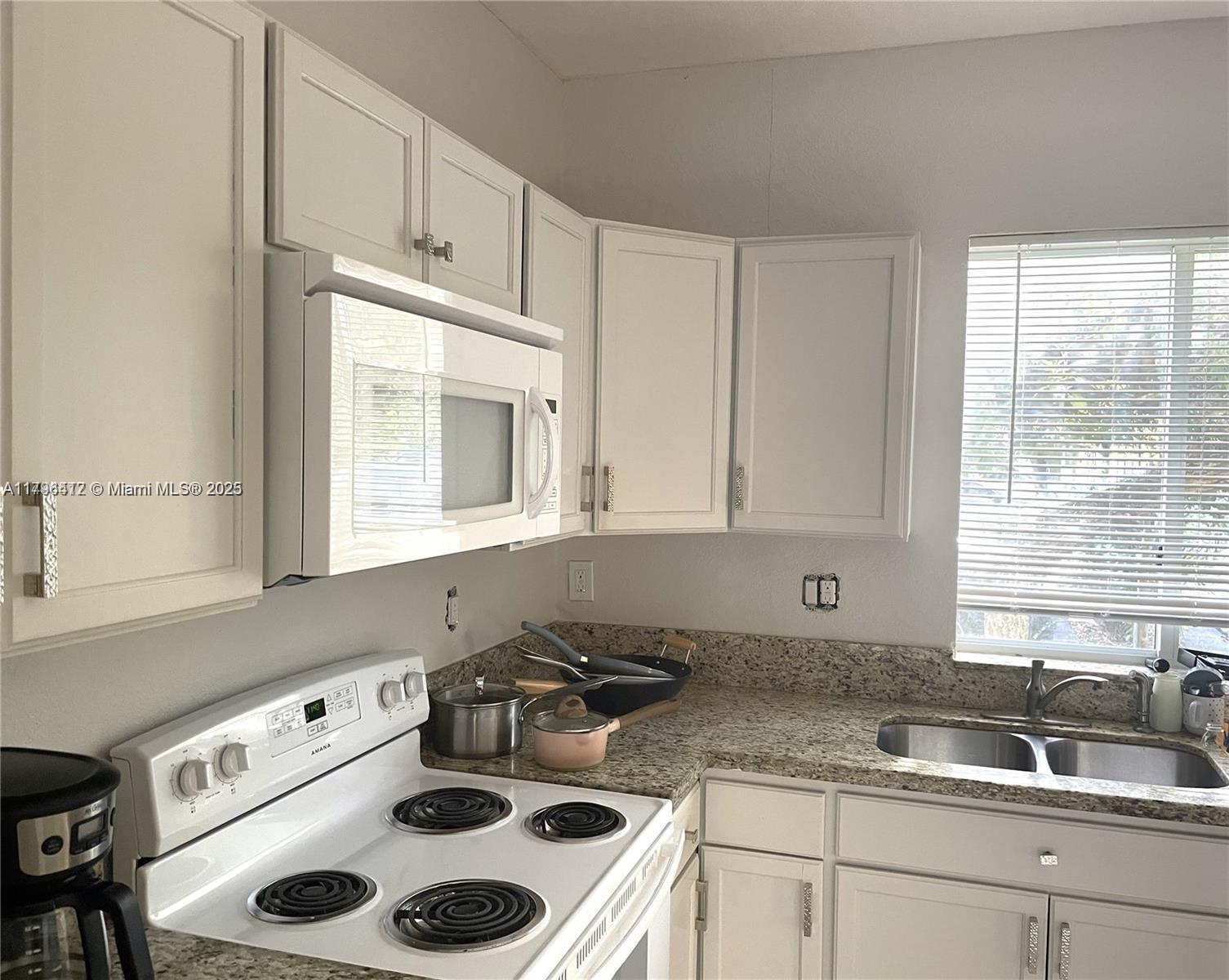 COUNTRY CLUB VILLAS TH CO - Residential