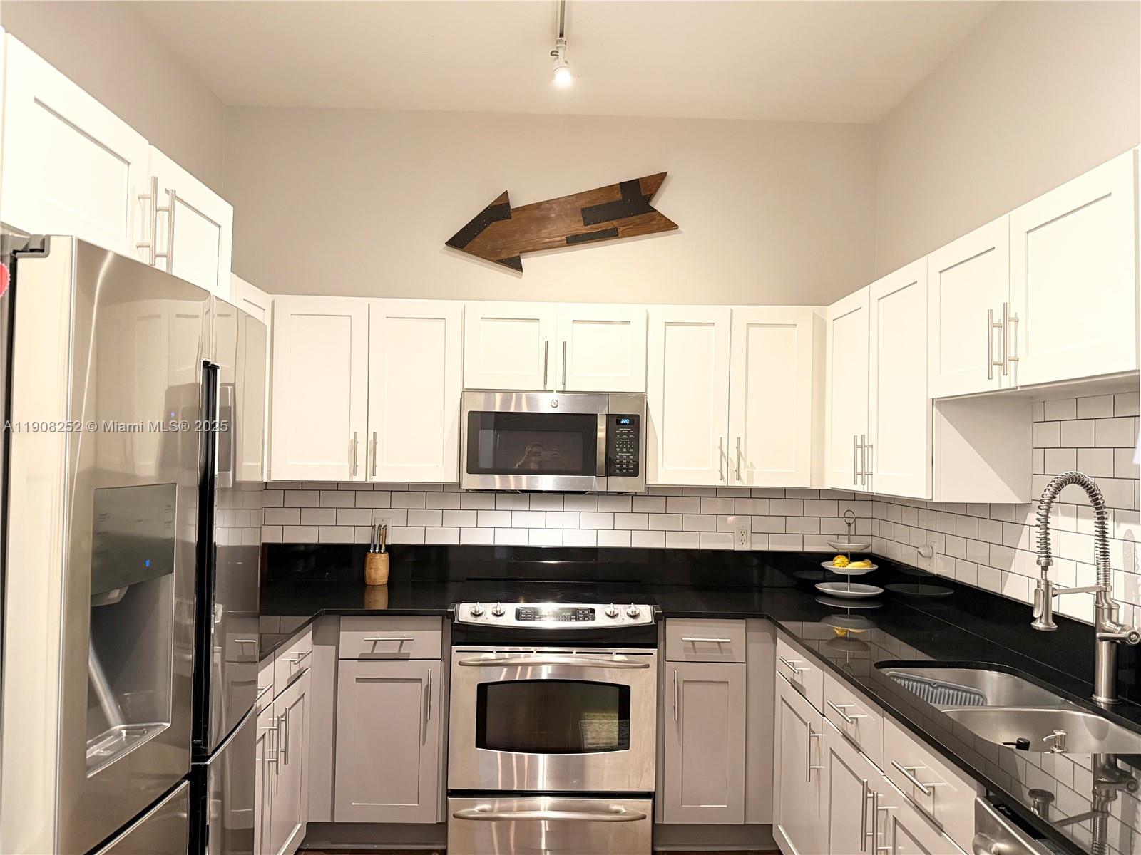 COLONNADE AT DADELAND SE - Residential