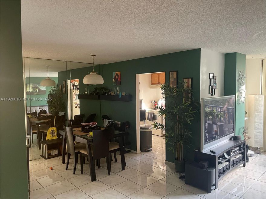 NICE UNIT 1 BEB/ 1.5 BATH . MINUTES TO THE BEACH . CLOSE TO RESTAURANTS AND SHOPPING CENTERS. EASY  APPROVAL .