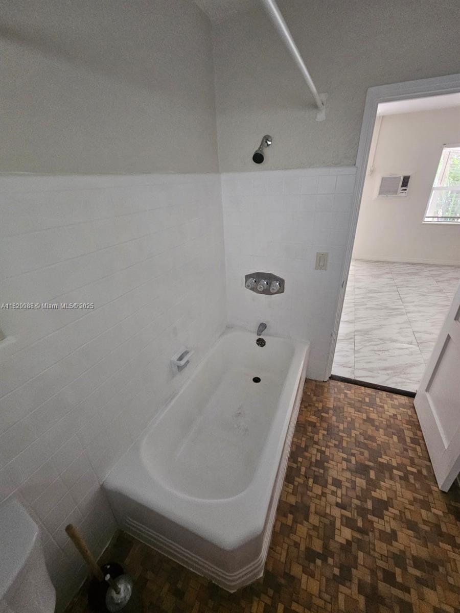 Unfurnished studio for rent in a prime location in the Fort Lauderdale area. This unit is ideal for those seeking a functional, low-maintenance, and easily rented space. Perfect for professionals, students, or as a long-term rental investment. It features good natural lighting, a private bathroom, and convenient access to major thoroughfares, shops, restaurants, and public transportation.
