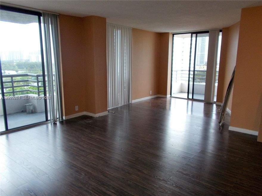 Beautiful Oversized 2 bedrooms, 2 bathrooms with walk in closet CORNER unit. Unit has several balconies and scenic view of the Intercostals, Bay and Turnberry Isle Golf course. Located in the great city of Aventura and minutes away from the Sunny Isle beach and Oleta River State Park. Building has tons of amenities including 24/7 concierge, security, valet, heated pools, cabanas, amazing fitness center, mini market, social room and much more. Cable and Hi-speed Internet is included with HOA fees. Pet friendly.