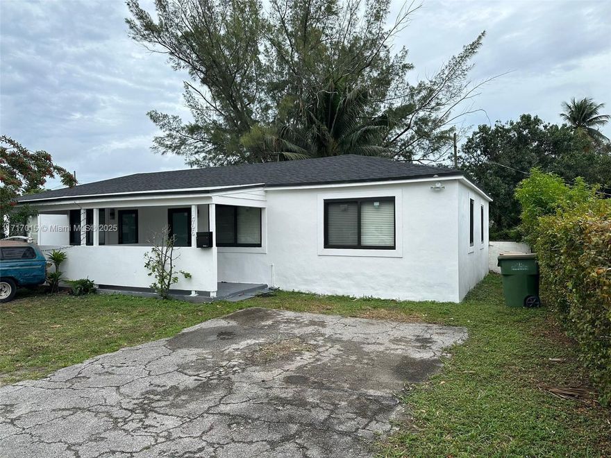 Welcome to your new home at 1466 NE 135 ST, NORTH MIAMI! This cozy 2 bed, 1 bath unit is perfect for small families or roommates. Enjoy modern amenities like a refrigerator, microwave, and central A/C. Pets allowed. Smoking outside only. Don't miss out on this gem. Contact Yohan