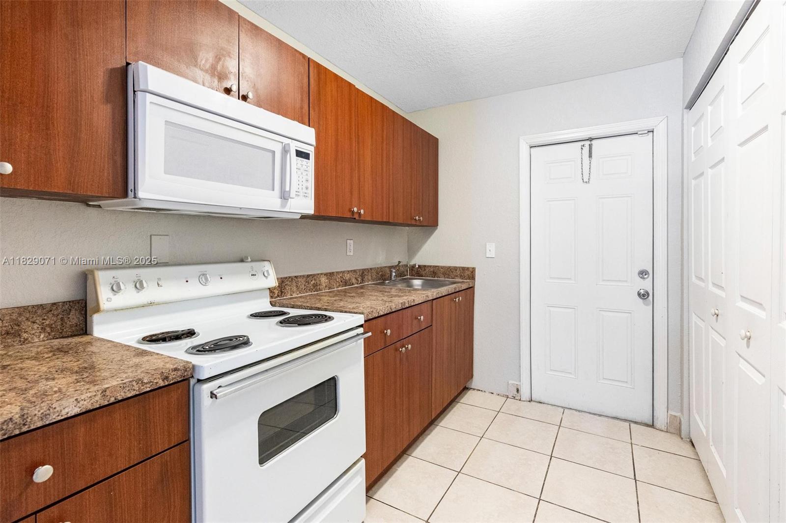 6048 Buchanan St, Hollywood, FL, 33024/$440,000 1 6048 Buchanan St
