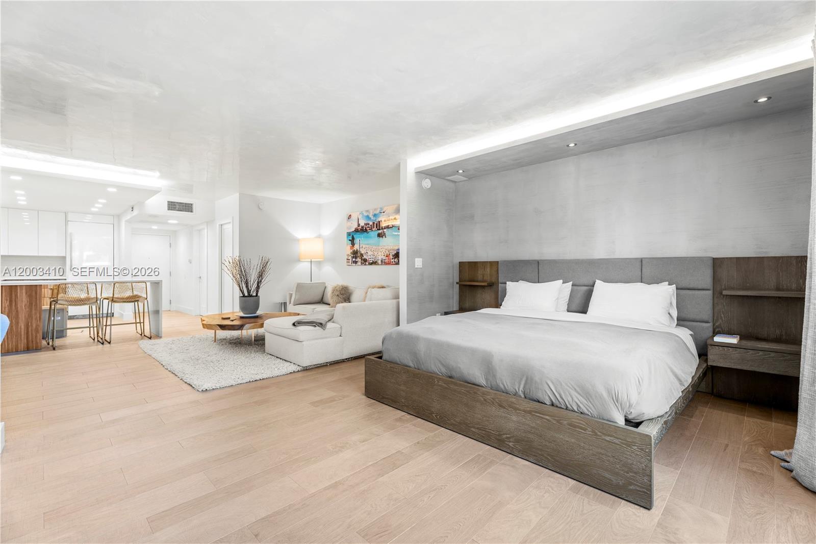 2301 Collins Ave 335