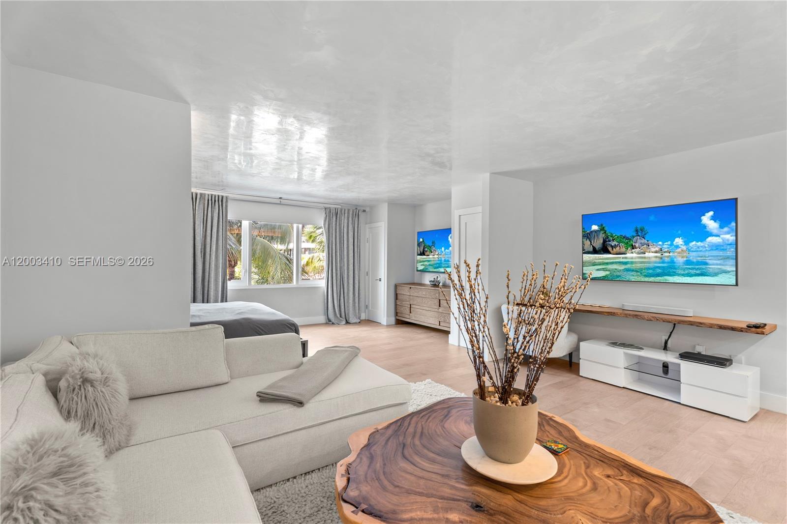 2301 Collins Ave 335