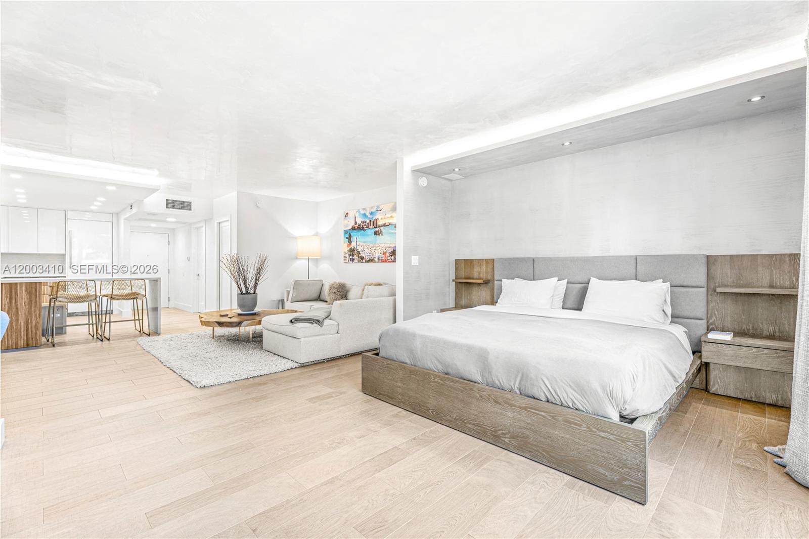 2301 Collins Ave 335