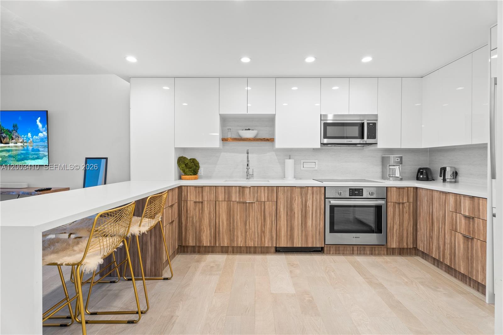 2301 Collins Ave 335