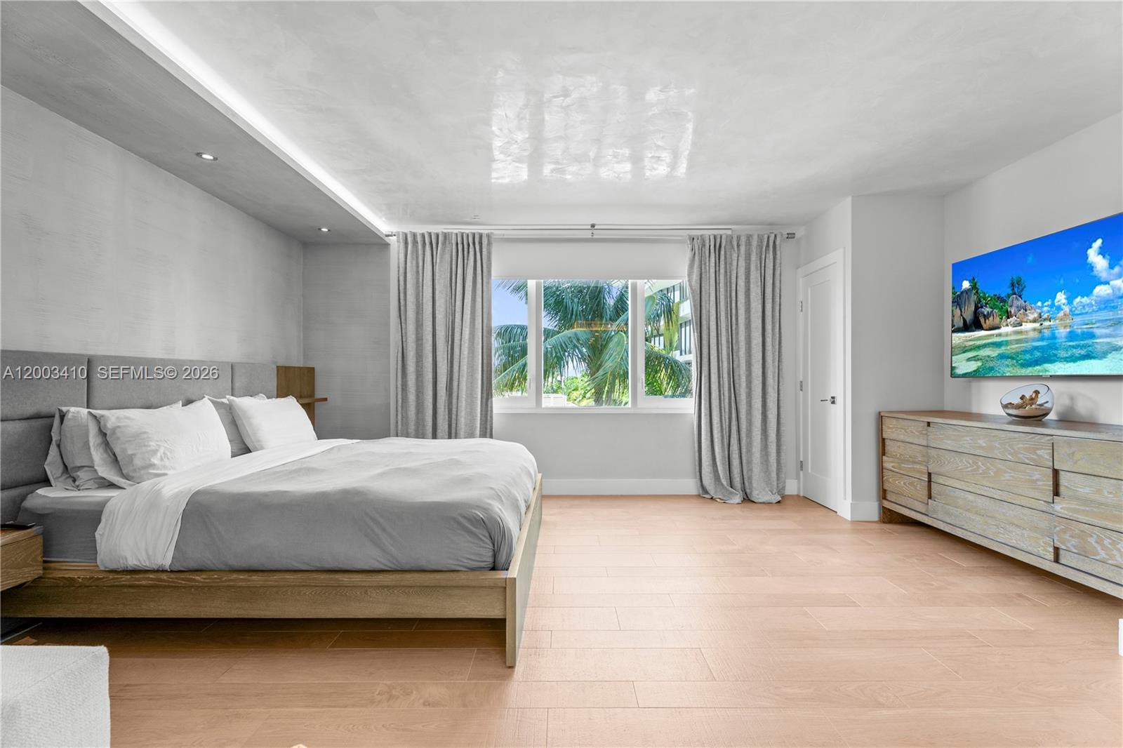 2301 Collins Ave 335