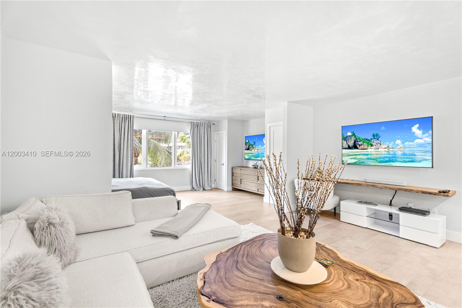 2301 Collins Ave 335