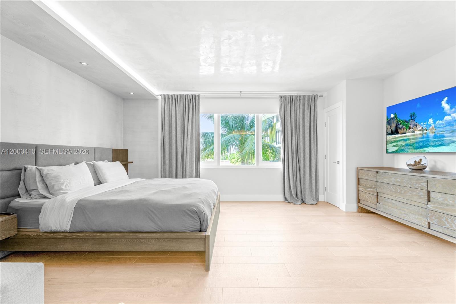 2301 Collins Ave 335