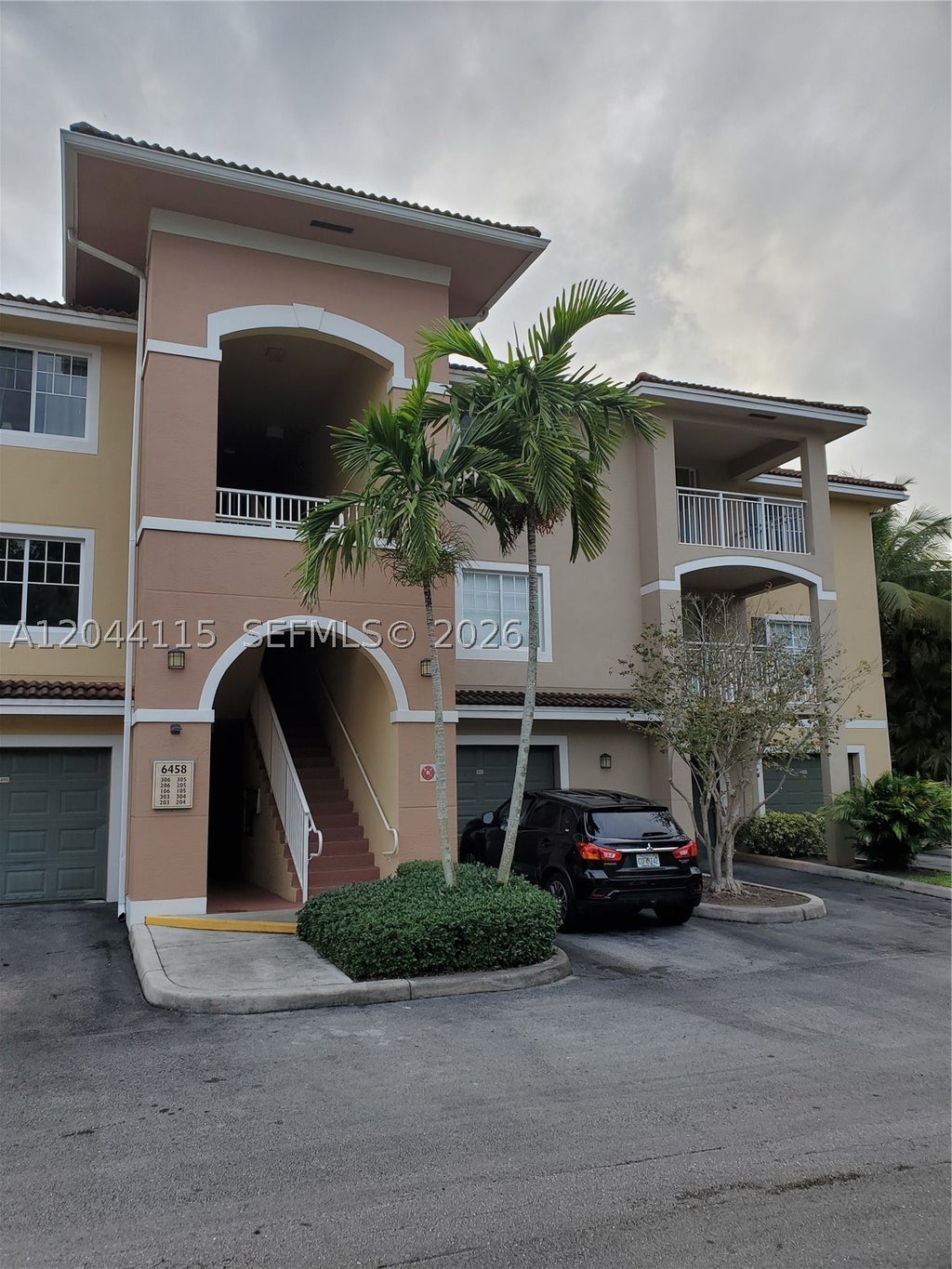 Photo of 6458 Emerald Dunes Dr #304, West Palm Beach, FL 33411 (MLS # A12044115)