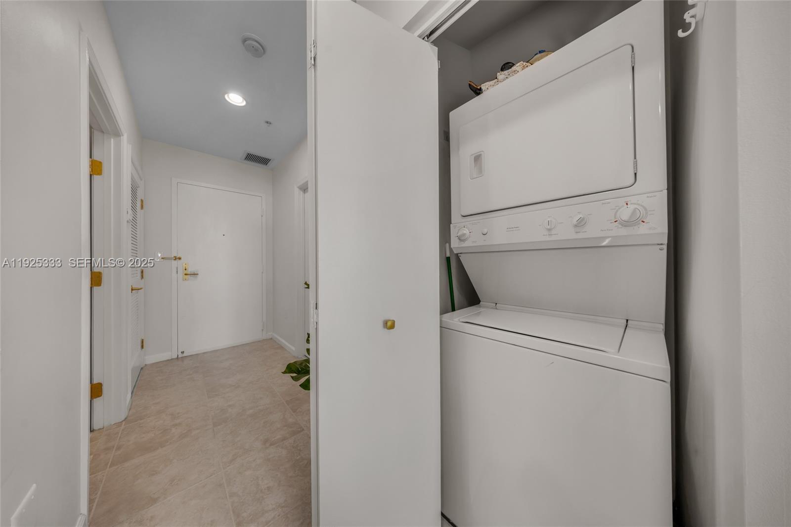 ELOQUENCE ON THE BAY COND - Residential Lease