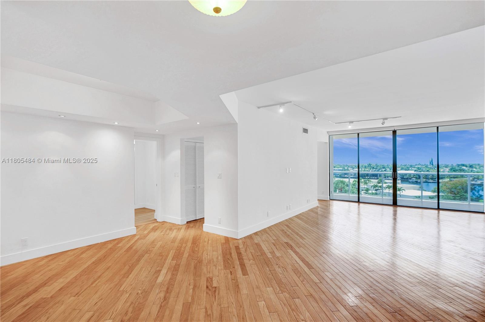 20281 E Country Club Dr 412, Aventura, Miami-Dade County, Florida - 2 Bedrooms  
2 Bathrooms - 