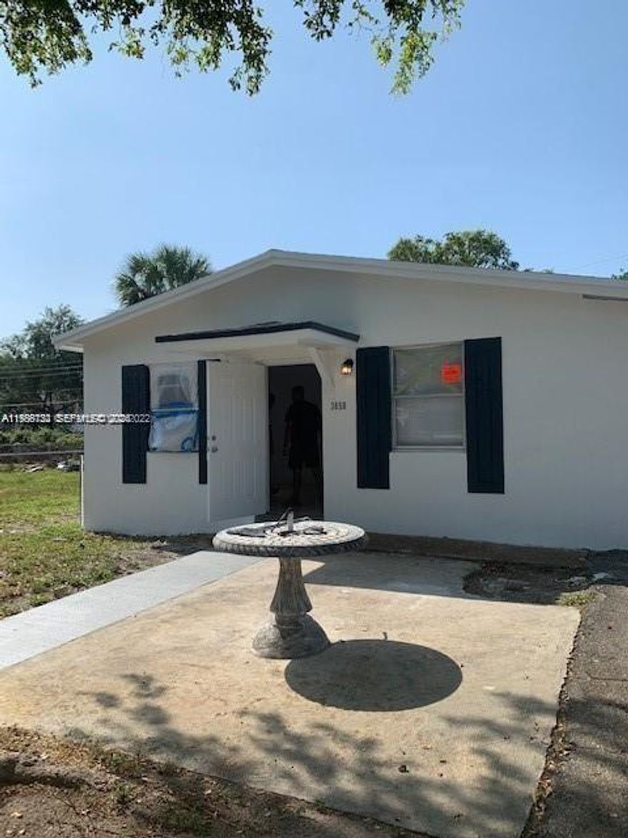 Investors Only!!! Nice house with 2 bedrooms, 1 bathroom recently updated. Centrally located and close to shopping centers, restaurants and main avenues of Fort Lauderdale. Tenant in place until 10/16/26