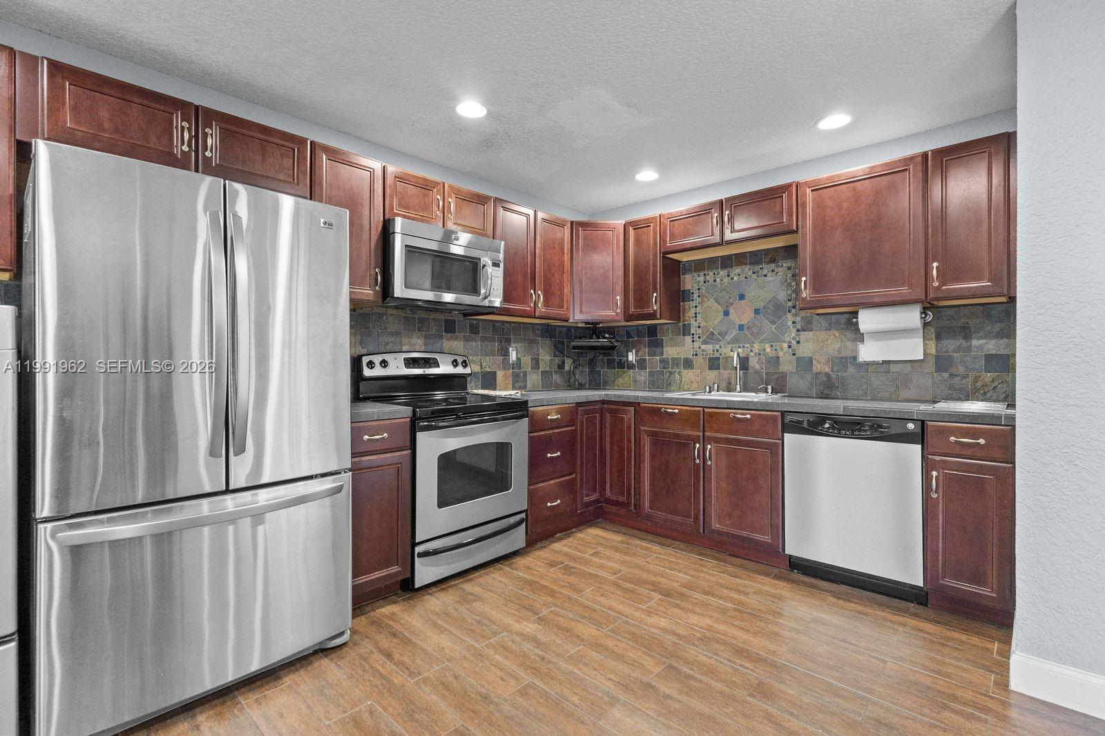 ARROWHEAD GOLF & TENNIS C - Residential Lease