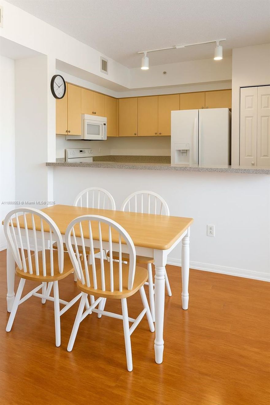BEAUTIFUL  2 BEDS, 2 BATHS FOR RENT, FIRST FLOOR, EXCELLENT NEIGHBORHOOD AND LOCATION, ALL AMENITIES, TENNIS, COMMUNITY POOL, GATE COMMUNITY, FULL WASHER AND DRYER, WATER IS INCLUDED. 
VERY GOOD LOCATION.