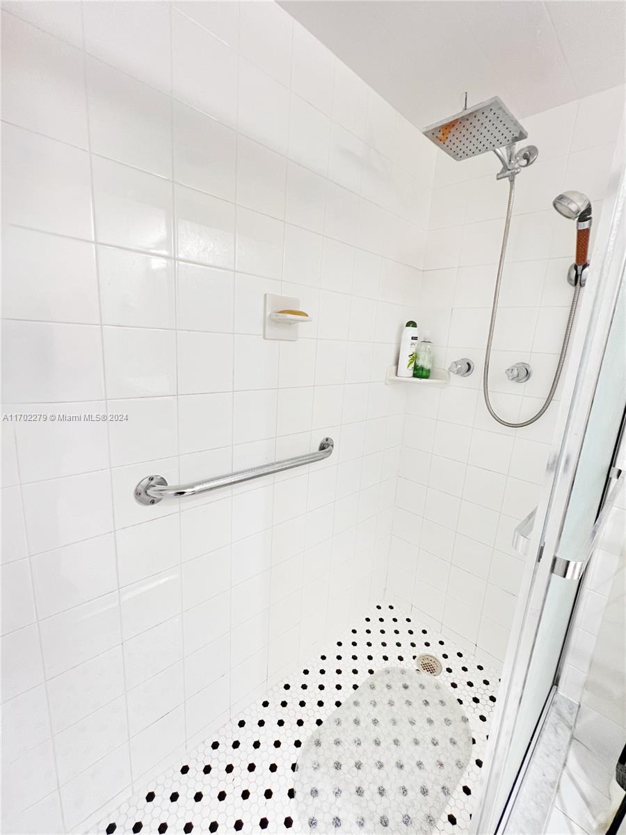 ADMIRALS PORT CONDO-EAST - Residential