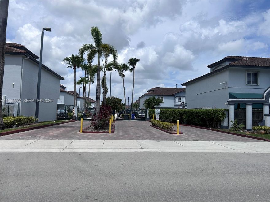 Town home for Rent in midway Miami Area . 2 Assigned Parking spaca + additional parking outside. Washer and dryer inside the unit. Gated Community.