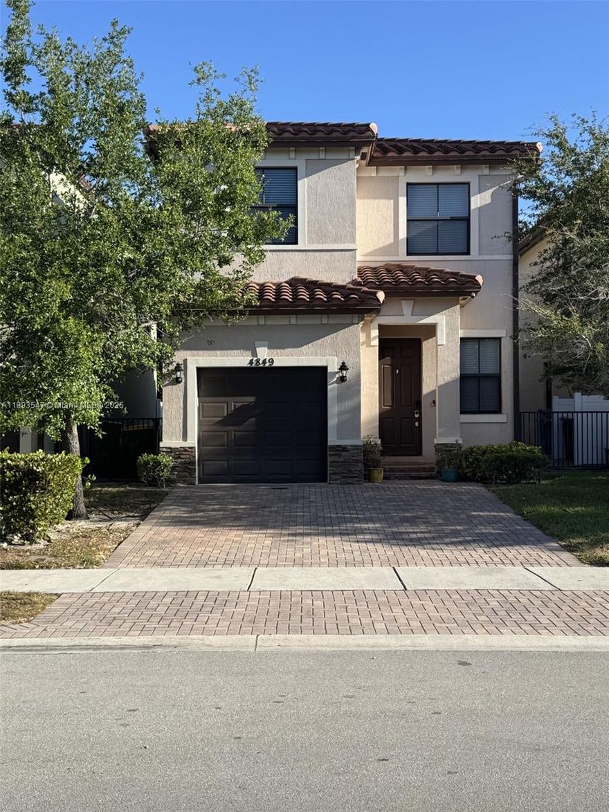 Beautiful house 3 bedrooms and 2 1/2 bathrooms , impact window ,near of Turnpike and shopping center, great neighborhood, call now for more information.